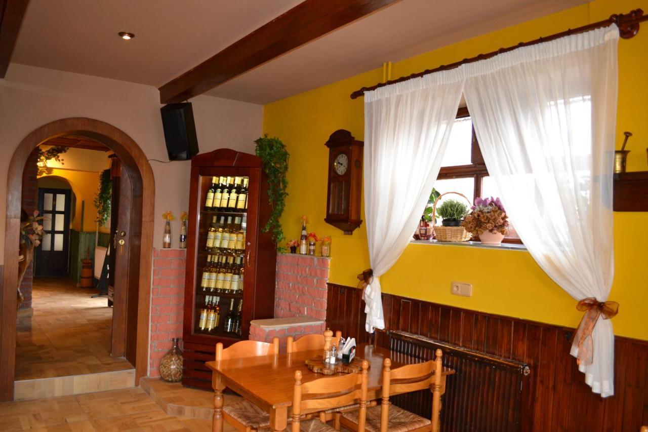 Penzion, Restaurace Jaro Vesin Brdy Rozmital pod Tremsinem Kültér fotó